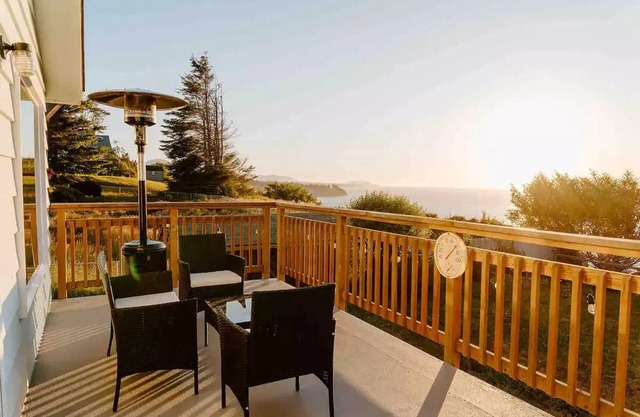 Bluff Cottage - Waterfront home near Olympic National Park