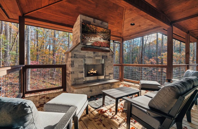 Bluff Mountain Retreat: New and Modern w/Indoor Pool and 3 En Suite Bedrooms