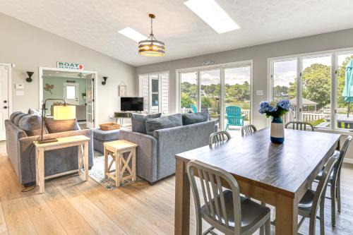 Boat Dock and Kayaks Waterfront Home in Deltaville!