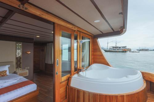 Boat Komodo Tour