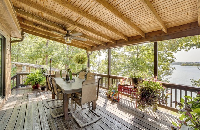 Boat Lift & Deck: Lakefront Retreat in Shell Knob