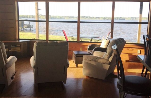 BOAT RAMP*WIFI*SLEEPS 14*PEACEFUL*GREAT VIEW*LEISURE LAKE CABIN 3*