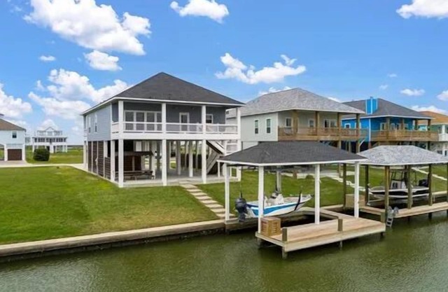 Boaters' paradise, direct access to the Intracoastal, East Bay and Gulf.