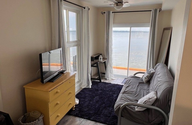 Boathouse Escape on Lake Simcoe! Perfect couples (+1) retreat 1 hour from GTA