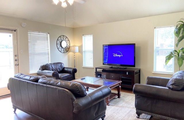 BODHI House - 4 Bedroom Home nested in a quiet community with King Bed Suite,