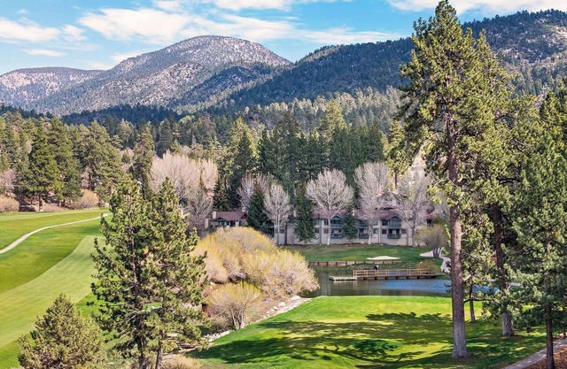Bogey Bear Inn: Magnificent Views of the Golf Course! Walking distance to Bear Mtn!