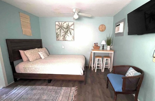 Boho Bungalow! Guesthouse near Downtown & Beaches!