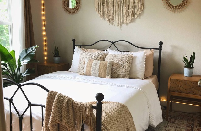 Boho paradise in heart of Asheville with hot tub~ 1 mile to Mission Hospital