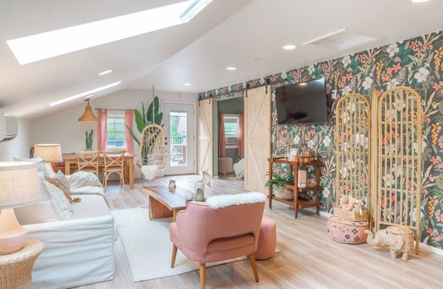 Boho Retreat w/Large Patio-15 min to Q2 Stadium & Domain