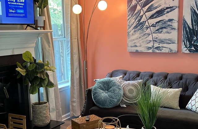 Boho Serenity Convenient, Fast Wi-fi 3BR 1.5Ba TH