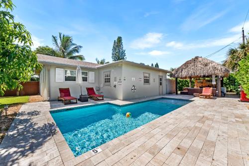 Boho Tiki Villa w Heated Saltwater Pool, King Beds & 6TVs