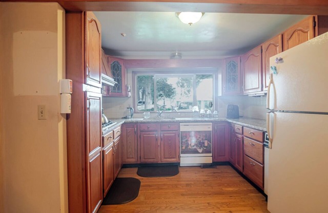 Boho Waterfront Retreat - 5BR