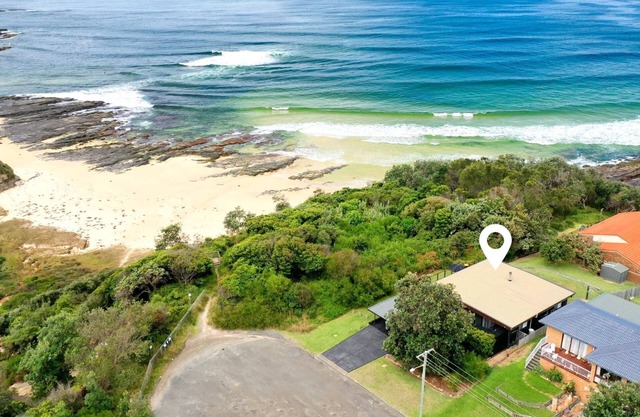 Bommie Coastal Headland - Stunning spacious home with the beach at your doorstep