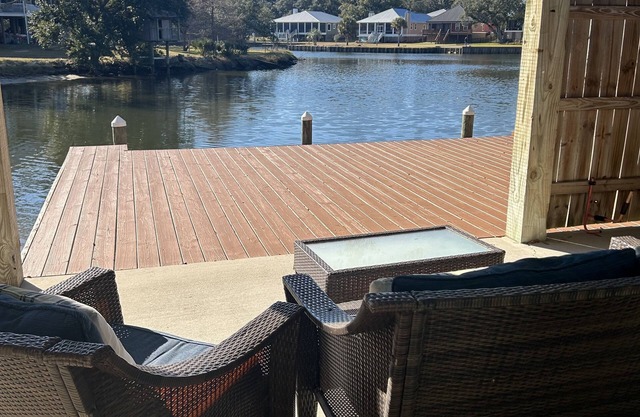 BON SECOUR RIVER CONDO, MINUTES TO GULF SHORES BEACHES. NO PETS