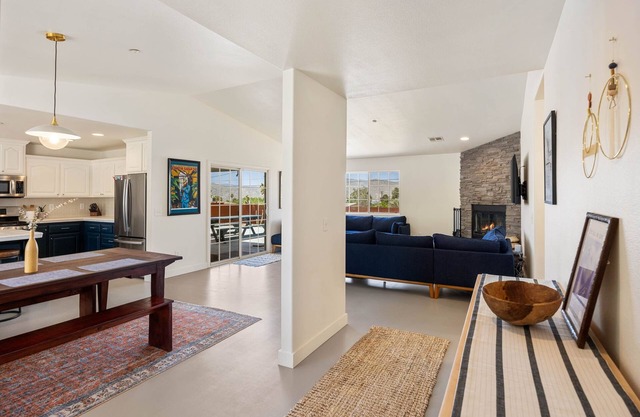 Bonanza In The Desert - Pool, Hot Tub, Grill 3 Bedroom Home by RedAwning