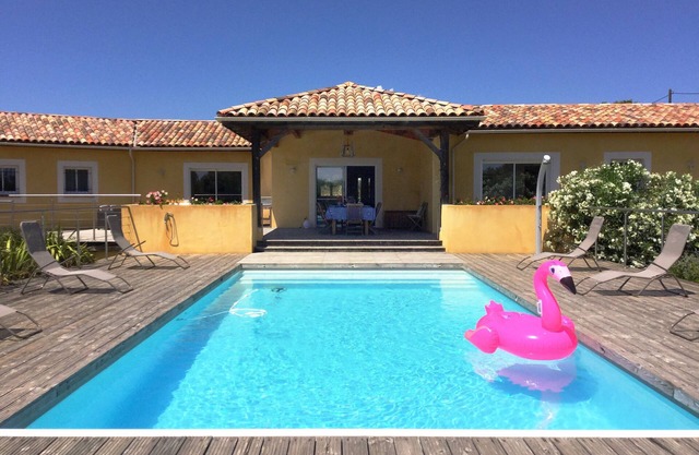BONIFACIO MAGNIFICENT LUXURY MANSION 5 STARS 10 PEOPLE HEATED POOL AND JACUZZI