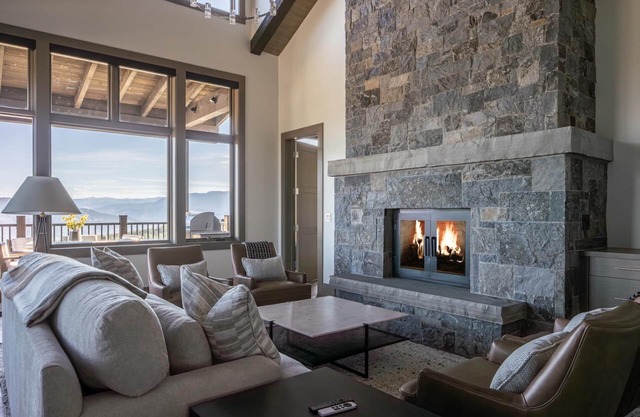 Book a Holiday Getaway Today! Luxury Townhome with Hot Tub