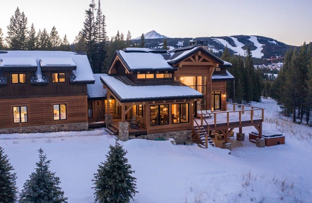 Book a Winter Getaway Today! Custom-Built Cabin in Spanish Peaks with Beautiful Views