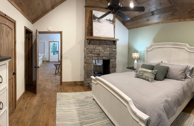 Book Fall B4 Sold Out+HotTub+OutdoorFP+Private+GR8 Coffee