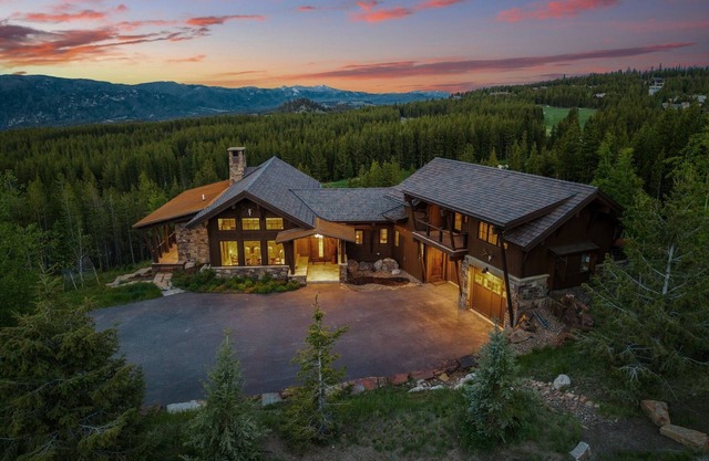 Book Now for Winter! Ski-In, Ski Out Chalet with Hot Tub, Fireplace, and Ping Pong Table!