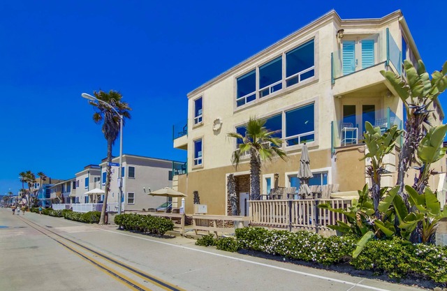 BOOK THIS AMAZING OCEANFRONT CONDO RIGHT IN MISSION BEACH! GREAT AMMENTIES.