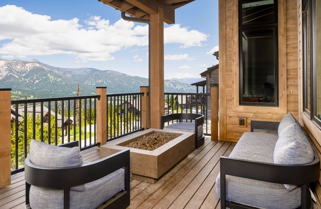 Book Your Festive Getaway Now! Luxury Townhome in Spanish Peaks with Private Hot Tub!