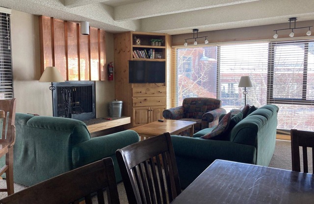 Booking for 2024-2025 Skiing - Quiet End Unit Just Steps from the Super-Bee Lift