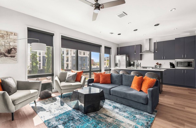 Boots & Strings/2 BR 2 BA condo/Stylish West End Gem/Pool/Gym/Parking