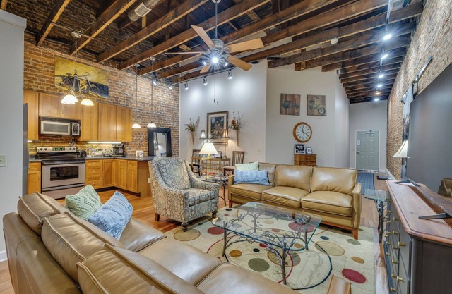 BordertownLoft In heart of Downtown-KingBed,Walk