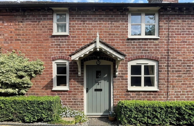 BORROWERS COTTAGE, character holiday cottage in Condover