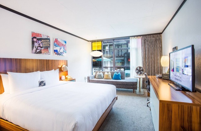 Boston Getaway! Minutes from Boston Tea Party Ship & Museum! Pets Allowed, Pool!
