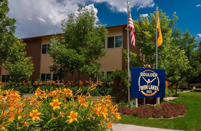 Boulder Twin Lakes Inn