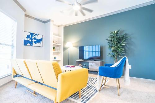 Boulevard Stays Relaxing King Suite 1BR with Pool Gym & Parking