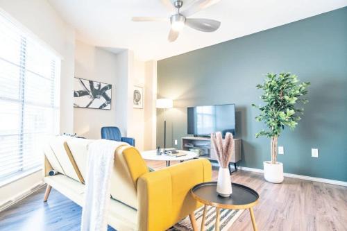 Boulevard Stays Tranquil 1BR King Suite Pool Parking & Gym 01