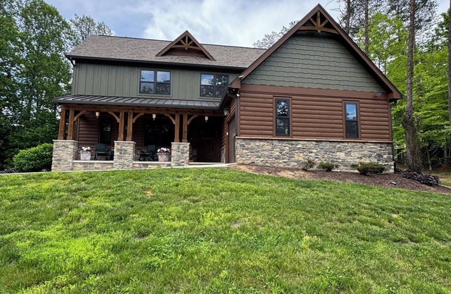 Bourbon Bear ~ A Luxury Cabin ~ Rustic, Charming & Cozy in the Heart of Townsend