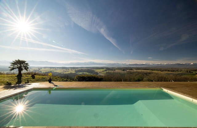 Bourdasse farmhouse with Pyrenees views, swimming pool, sauna and Nordic bath
