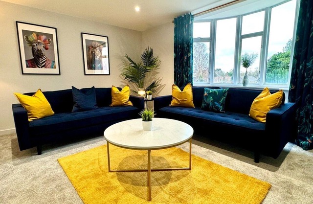 Bournemouth Getaway: 3BR Apartment near Beach