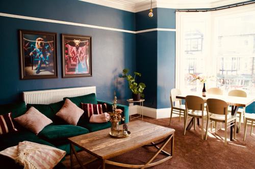 Boutique Apartment - Sleeps 6 & Free Parking