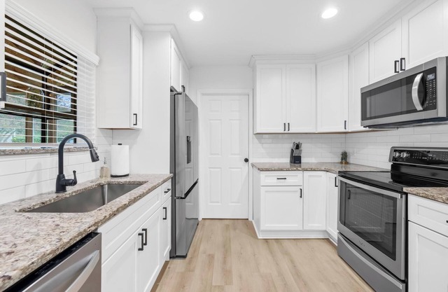Boutique Home on Lake Norman, just steps from beach and marina. Sleeps 7+1!