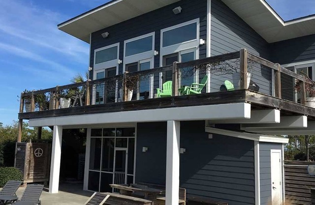 Bow Wow Bungalow - Gulf View, Pet Friendly Fenced Yard, Lap Pool, 3 Min Walk to Gulf