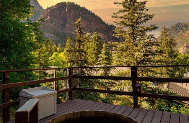 Box Canyon Lodge And Hot Springs