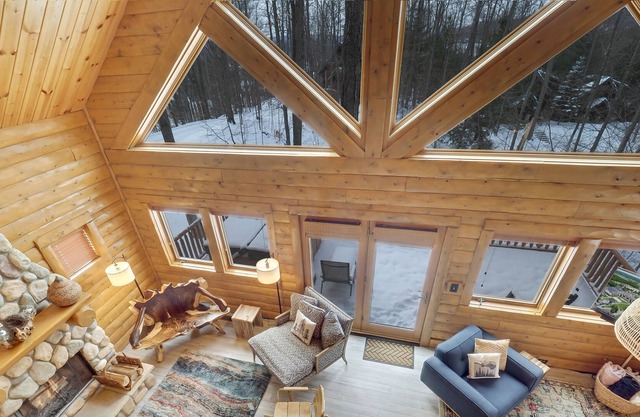 Boyne Mountain Cabin w/ garage close to golf, ski in/out clean, cozy & stylish!