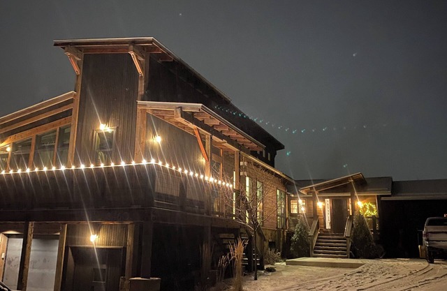 Bozeman Getaway with Hot Tub, Gym, Game Rm, Office By Bridger Bowl, Big Sky, YNP