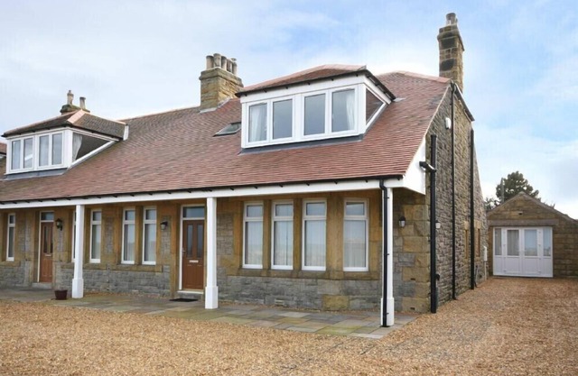 BRADACAR, pet friendly, country holiday cottage in Seahouses
