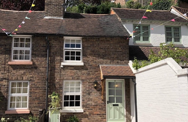 Bramble cottage with free parking