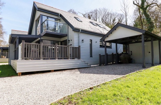 BRAMBLES, pet friendly, country holiday cottage in Bodmin