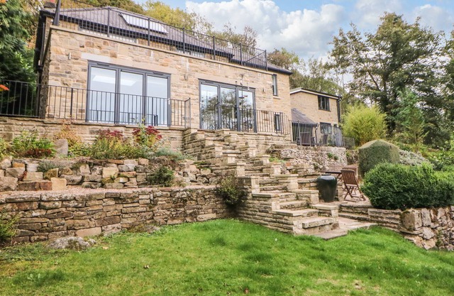 BRAMBLESIDE, pet friendly, character holiday cottage in Calver