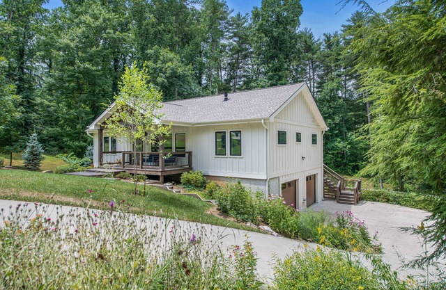 Brand New - 10 Min to Downtown. Luxury high-end finishes. Private Hot Tub & Arcade