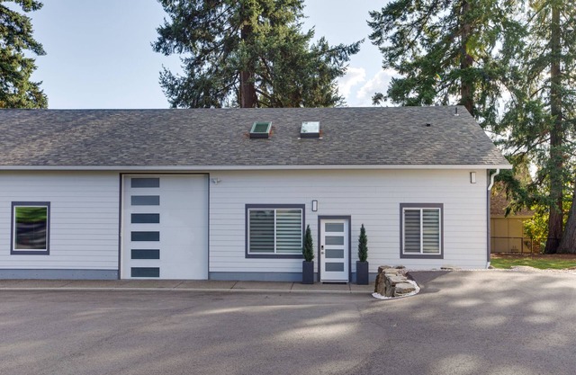 BRAND NEW! 5 bedroom guesthouse in Brush Prairie sleeps 10