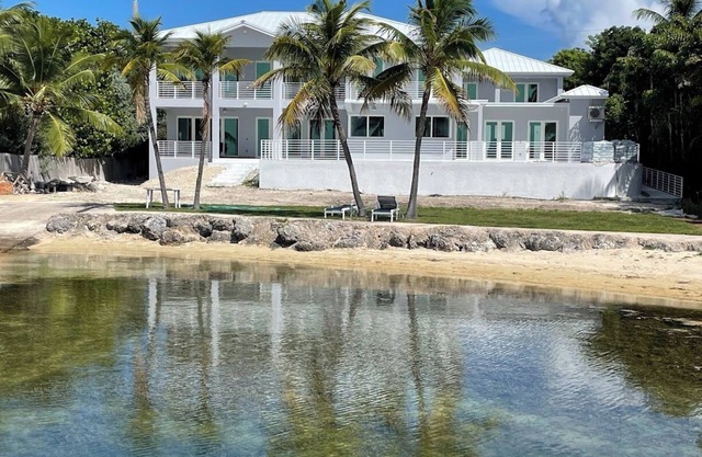 BRAND NEW Bayfront Home - Pool/Sandy Beach - private and elegant - Islamorada